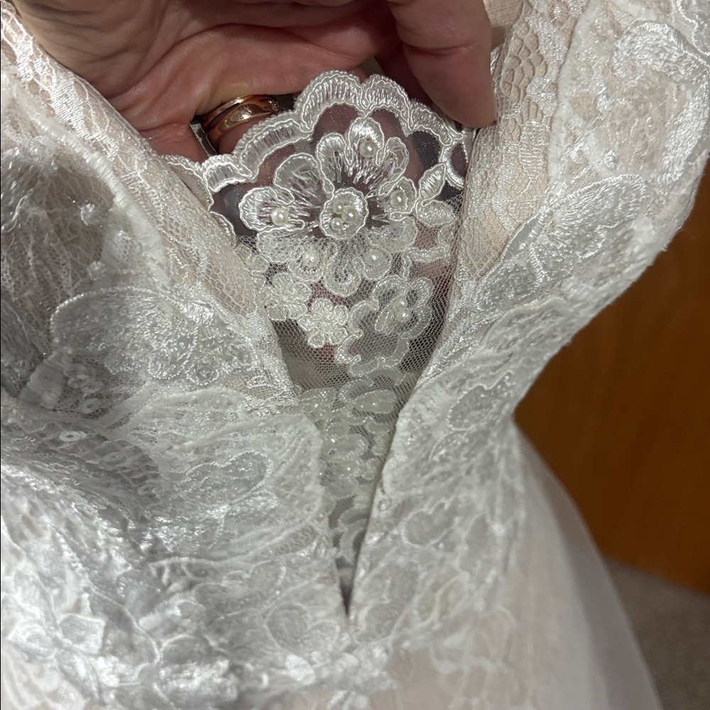 Stunning lace wedding dress - Picture 4 of 10